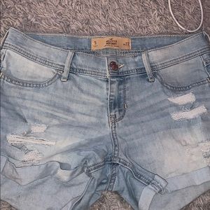hollister low rise light wash jean shorts